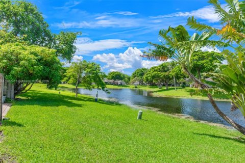 House in Deerfield Beach, Florida 2 bedrooms, 87.51 sq.m. № 1940920 - photo 29