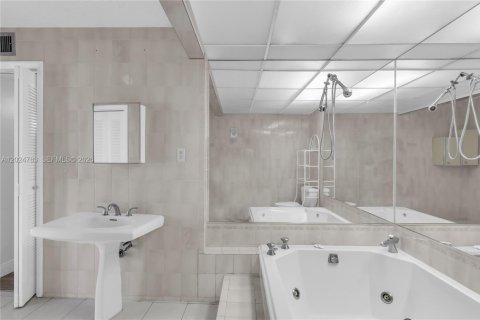 Condo in Miami, Florida, 3 bedrooms  № 2178207 - photo 14