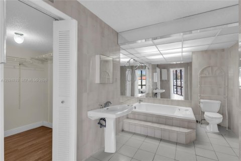 Condo in Miami, Florida, 3 bedrooms  № 2178207 - photo 13