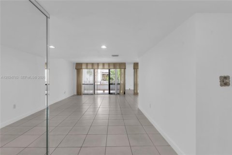 Condo in Miami, Florida, 3 bedrooms  № 2178207 - photo 4