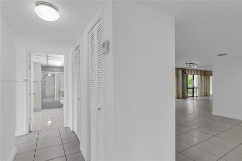 Condo in Miami, Florida, 3 bedrooms  № 2178207 - photo 15