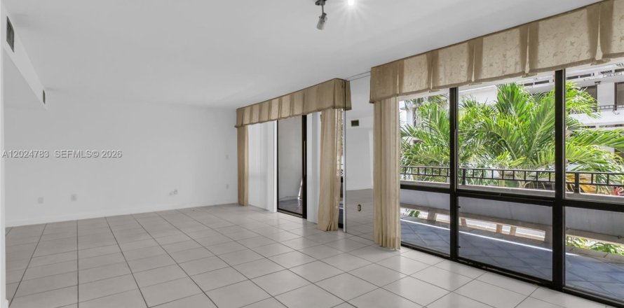 Condo in Miami, Florida, 3 bedrooms  № 2178207