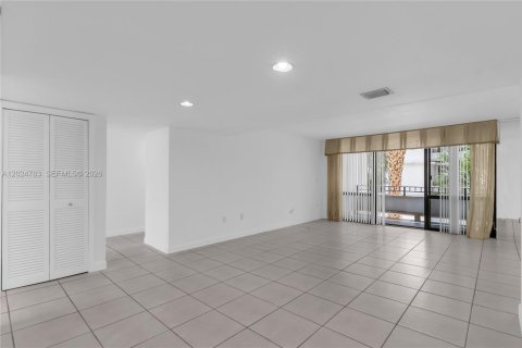 Condo in Miami, Florida, 3 bedrooms  № 2178207 - photo 5