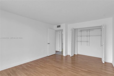 Condo in Miami, Florida, 3 bedrooms  № 2178207 - photo 17