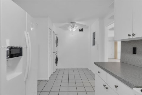 Condo in Miami, Florida, 3 bedrooms  № 2178207 - photo 9