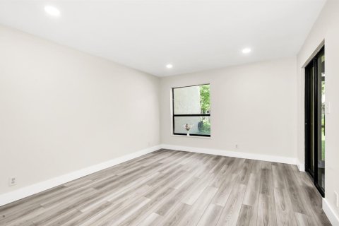 Condo in Coconut Creek, Florida, 2 bedrooms  № 2176118 - photo 9