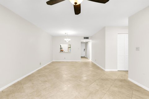 Condo in Coconut Creek, Florida, 2 bedrooms  № 2176118 - photo 5