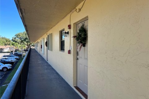 Copropriété à louer à Hollywood, Floride: 2 chambres, 94.3 m2 № 1998651 - photo 7