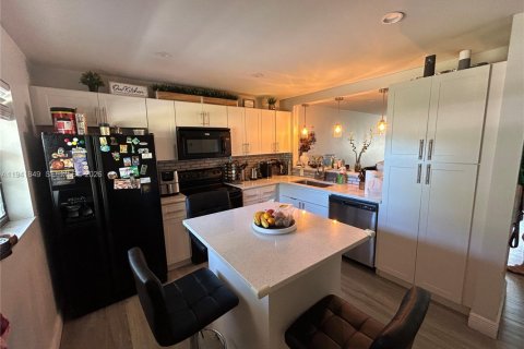 Copropriété à louer à Hollywood, Floride: 2 chambres, 94.3 m2 № 1998651 - photo 8