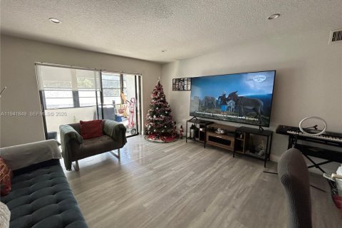 Copropriété à louer à Hollywood, Floride: 2 chambres, 94.3 m2 № 1998651 - photo 12