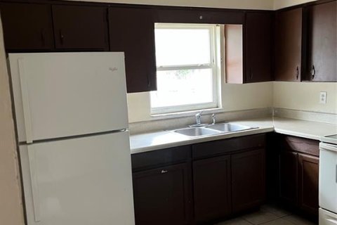 Commercial property in Leesburg, Florida 4 bedrooms, 143.07 sq.m. № 2377871 - photo 4