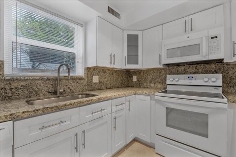 House in Fort Lauderdale, Florida 3 bedrooms, 141.21 sq.m. № 1966752 - photo 24