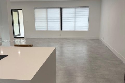 House in North Miami, Florida 3 bedrooms, 150.22 sq.m. № 2027001 - photo 11