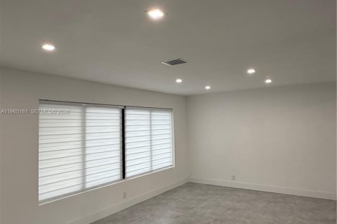 House in North Miami, Florida 3 bedrooms, 150.22 sq.m. № 2027001 - photo 10