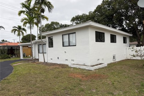 House in North Miami, Florida 3 bedrooms, 150.22 sq.m. № 2027001 - photo 3