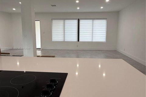 House in North Miami, Florida 3 bedrooms, 150.22 sq.m. № 2027001 - photo 12