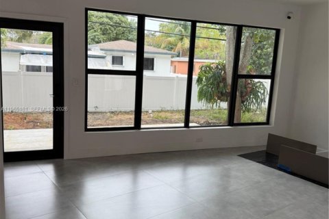 House in North Miami, Florida 3 bedrooms, 150.22 sq.m. № 2027001 - photo 17