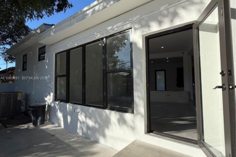 House in North Miami, Florida 3 bedrooms, 150.22 sq.m. № 2027001 - photo 24