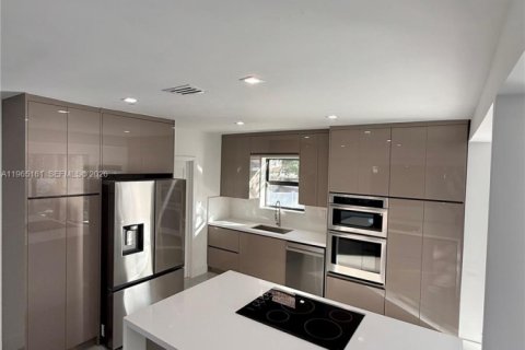 House in North Miami, Florida 3 bedrooms, 150.22 sq.m. № 2027001 - photo 30