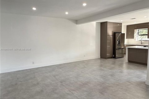 House in North Miami, Florida 3 bedrooms, 150.22 sq.m. № 2027001 - photo 29