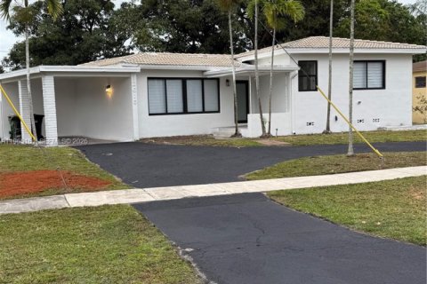 House in North Miami, Florida 3 bedrooms, 150.22 sq.m. № 2027001