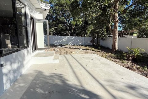 House in North Miami, Florida 3 bedrooms, 150.22 sq.m. № 2027001 - photo 22