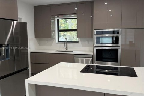 House in North Miami, Florida 3 bedrooms, 150.22 sq.m. № 2027001 - photo 15