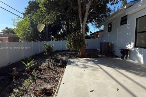 House in North Miami, Florida 3 bedrooms, 150.22 sq.m. № 2027001 - photo 25
