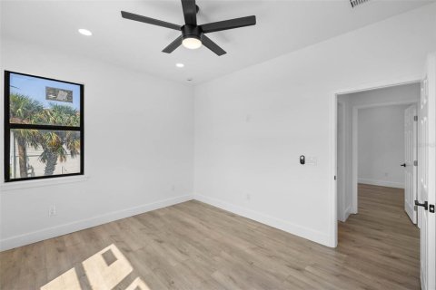 House in Hernando Beach, Florida 3 bedrooms, 149.85 sq.m. № 1909914 - photo 25