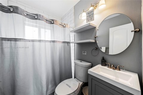 Propiedad comercial en venta en Fort Lauderdale, Florida, 180.04 m2 № 1965077 - foto 16