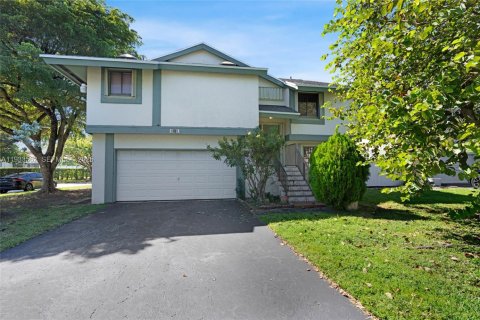 Купить виллу или дом в Катлер-Бей, Флорида 3 спальни, 252.51м2, № 1991316 - фото 1