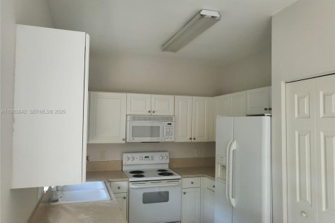 Снять в аренду таунхаус в Хомстед, Флорида 3 спальни, 127.09м2, № 2055649 - фото 1