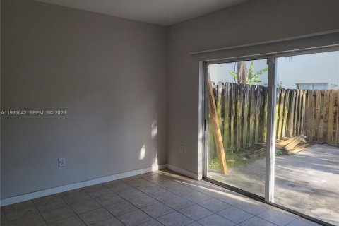 Снять в аренду таунхаус в Хомстед, Флорида 3 спальни, 127.09м2, № 2055649 - фото 4