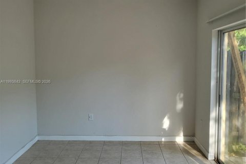 Снять в аренду таунхаус в Хомстед, Флорида 3 спальни, 127.09м2, № 2055649 - фото 3