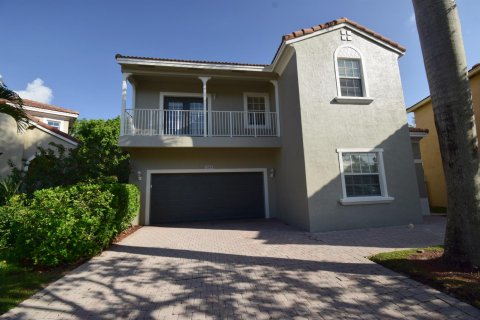 House in Coral Springs, Florida 4 bedrooms, 233.37 sq.m. № 2249757 - photo 2