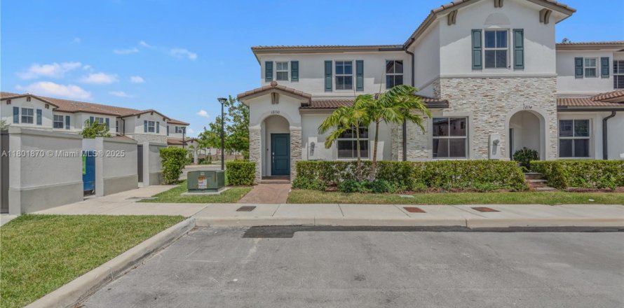 Townhouse in Miami, Florida 3 bedrooms, 123.37 sq.m. № 1959342