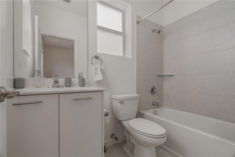 Townhouse in Miami, Florida 3 bedrooms, 123.37 sq.m. № 1959342 - photo 18