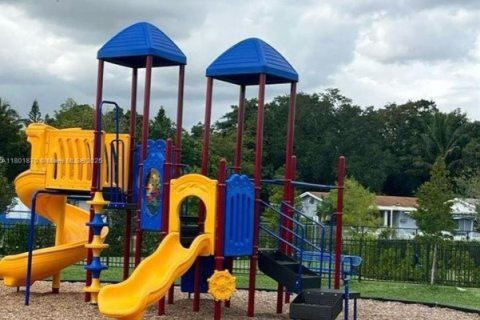 Townhouse in Miami, Florida 3 bedrooms, 123.37 sq.m. № 1959342 - photo 28