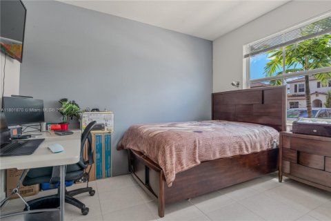 Townhouse in Miami, Florida 3 bedrooms, 123.37 sq.m. № 1959342 - photo 23