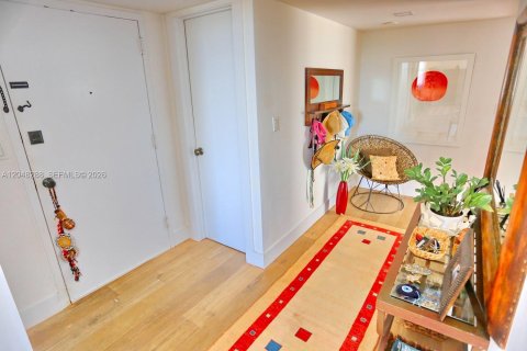 Condo in Bay Harbor Islands, Florida, 2 bedrooms № 2241789 - photo 9