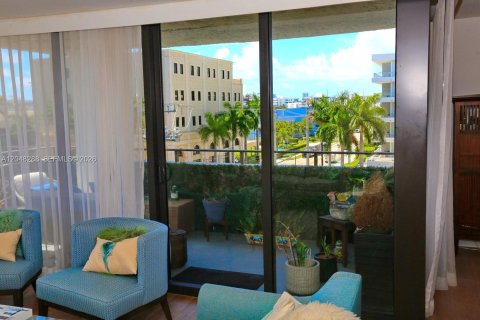 Condo in Bay Harbor Islands, Florida, 2 bedrooms № 2241789 - photo 12