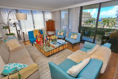 Condo in Bay Harbor Islands, Florida, 2 bedrooms № 2241789 - photo 11