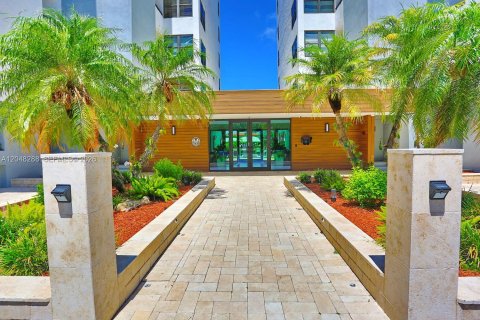 Condo in Bay Harbor Islands, Florida, 2 bedrooms № 2241789 - photo 4