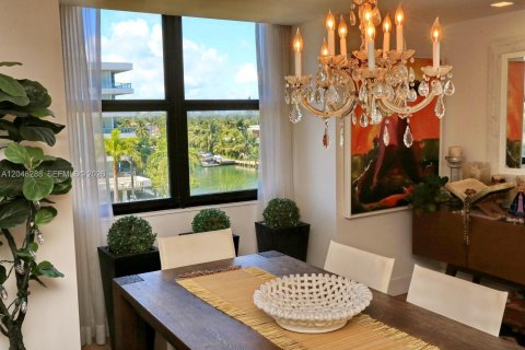 Condo in Bay Harbor Islands, Florida, 2 bedrooms № 2241789 - photo 25