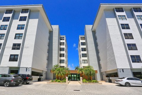 Condo in Bay Harbor Islands, Florida, 2 bedrooms № 2241789 - photo 3