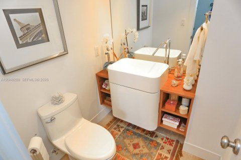 Condo in Bay Harbor Islands, Florida, 2 bedrooms № 2241789 - photo 27