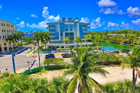 Condo in Bay Harbor Islands, Florida, 2 bedrooms № 2241789 - photo 16