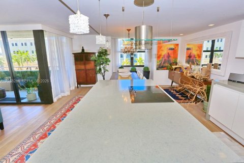 Condo in Bay Harbor Islands, Florida, 2 bedrooms № 2241789 - photo 20