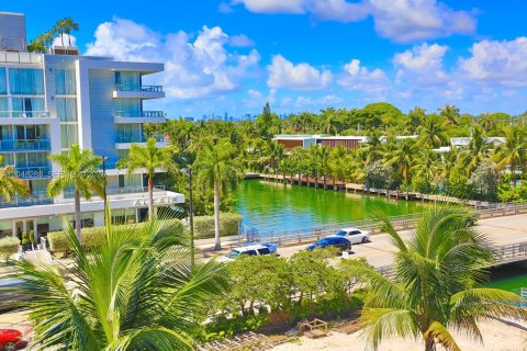 Condo in Bay Harbor Islands, Florida, 2 bedrooms № 2241789 - photo 14