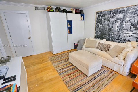 Condo in Bay Harbor Islands, Florida, 2 bedrooms № 2241789 - photo 29